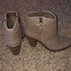 Jessica Simpson Cerrina Leather Bootie-Taupe